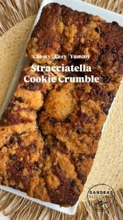 Stracciatella Cookie Crumble Cake
Diese Konsistenz ist unbeschreiblich! Der absolute Wahnsinn. Fluffig, saftig, schokoladig und dabei eine Schicht knackige Streusel mit Schokostücken.
Ich sag nur: „Abspeichern & ausprobieren!“
Ich habe ach schon ein paar Ideen für Zimt Swirl oder mit Apfel oder mit Quark-Swirl.
Aber erst einmal müssen wir diese Gaumenfreude verputzen.
Hier die Zutaten:
🥣Stracciatella Teig
🥄210 g Mehl
🥄15 g Stärke
🥄1 Pk. Backpulver
🥄1/4 TL Back-Natron (2 g)
🥄3/4 TL Salz (5 g)
🥄175 g Zucker

🥄90 g neutrales Öl (z.B. von Biskin mit Buttergeschmack)
🥄160 g Naturjoghurt (ich: 1,5%)
🥄110 g Milch (ich: 1,5%)
🥄2 TL Vanille Extrakt
🥄1/2 TL Apfelessig

🥣Cookie Crumble
🥄60 g Mehl
🥄35 g brauner Zucker
🥄15 g Zucker
🥄1/4 TL Salz (2 g)
🥄50 g kalte Butter
🥄1/4 TL Vanille Extrakt
🥄50 g gehackte Schoki

🔥175 Grad O/U-Hitze
⏰mindestens 60 min - nach 30 min abdecken!

Für eine genaue Anleitung kommentiere mit „Crumble“
oder schau auf meiner Homepage- Link in der Bio.

#crumble #streusel #cookiedough #crumblecake #streuselkuchen