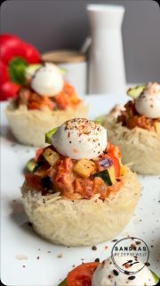 „Ratatouille“ Rice Cups
Geniale Reis-Reste-Verwertung (dann aber wahrscheinlich keine 12 Stück 😜)
Oder auch extra gekocht aus ca. 200 g ungekochter Basmatireis für 12 Stück

Kalten gekochten Reis mit 2-3 EL Öl vermengen 
In eine eingeölte Antihaft Muffinform drücken 
Im vorgeheizten Backofen 200 Grad O/U-Hitze ca. 30-45 min Crunchy backen (Richtwert! Wenn sie anfangen braun zu werden, sind sie gut 👍🏼)

Ich hab Basmatireis nach Anleitung gekocht.
(200 g Reis , 370 g Wasser, 3/4 TL Salz in der Mikrowelle 900 Watt -10 min im Mikrowellen Reiskocher von Reishunger Rabattcode REISBLOG)

🥣Für die Füllung (alles fein gewürfelt und in etwas Öl angebraten):
🥄1 Zucchini
🥄gute 2 Handvoll Datteltomaten 
🥄1 rote Paprika
🥄1 rote Zwiebel 
🥄3 EL Tomatenmark 
🥄3 EL Bressot Light 
🥄Salz, Pfeffer, Oregano, Knoblauch Pulver nach Geschmack 

Das Gemüse in der Soße sollte nicht zu flüssig sein, damit du es mit einem Eisportionierer in die Cups füllen kannst und es seine Form hält.
Als Deko Mini Mozzarella und Zucchini Scheibchen 
Eine super leckere Geschmackskombi 😃 die auch noch gut aussieht! Ein Hingucker auf dem Buffet
Unbedingt ausprobieren!
Speichern & ❤️ nicht vergessen!
Lust auf mehr Food Inspo? Einfach folgen!
Hier gibt’s Klassiker und neue Kreationen. Alles dabei!

#ricecups #crispybites #fingerfood #foodie #foodlover