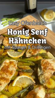 Honig Senf Hähnchen mit Drillingen & grünem Spargel 
mit zitroniger Note.
Drillinge halbieren (ca. 1 kg)
Auf ein Blech geben (bei mir der Große Ofenzauberer aus Stoneware)
Mit Öl besprühen und Pommesgewürz bestreuen 
Im vorgeheizten Ofen 200 Grad O/U-Hitze für 15 min vorgaren 
In der Zeit den grünen Spargel (500 g) vorbereiten (Enden abbrechen) und die Honig-Senf-Sauce anrühren 
Dazu die Schale einer Bio-Zitrone abreiben 
3 EL Honig (ich hatte Waldhonig) mit
3 EL körnigem, Süßem Senf verrühren 
Zitronensbrieb unterrühren 
Die restlichen Zitrone in Scheiben schneiden 
Den Spargel auf den vorgegarten Drillingen verteilen und mit etwas Sauce bestreichen 
Dann 400 g Hähnchenbrustfiletstücke auf dem Spargel legen und jedes Stück mit Sauce bestreichen. Zitronenscheiben dazwischen legen und die restliche Sauce noch verteilen.
Für weitere 20 min im Ofen garen.
Inspiriert haben mich @diejungskochenundbacken .
Diese Kombination ist einfach der Oberhammer. Unbedingt speichern und Nachmachen!

#honigsenf #hähnchen #feierabendblech #einfacherezepte #ofenzauberer