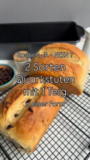 So kannst du 2 Fliegen mit einer Klappe schlagen!
Die Diskussion, ob Rosinen im Stuten oder nicht ist überflüssig. Mit diesem Rezept machst du alle glücklich 🙂 .

Ich habe den Teig im Thermomix gemacht:
120 g Mehl
20 g Zucker 
10 g Hefe
2 min bei 37 Grad Stufe 2 mischen
Dann folgendes dazu:
250 g Dinkelmehl 630
250 g Weizenmehl 550
250 g Quark
1 Ei
10 g Salz
2 min kneten 
Danach weiter kneten und stückchenweise 
80 g weiche Butter unterkneten lassen, bis ein geschmeidiger Teig entsteht (6-8 min)
Teig halbieren 
In eine Hälfte 70 g Rosinen per Hand einkneten 
Jede Teigkugel in eine Schüssel geben, Deckel drauf und bei gut 22 Grad 3-4 Stunden gehen lassen, bis der Teig sich verdoppelt hat.
Dann jede Kugel rundwirken und in die gefettete Brilliance Kastenform geben.
Abdecken und noch einmal 30-45 min gehen lassen, bis sich die Laibe vergrößert haben.
Backofen auf 170 Grad Ober-Unterhitze vorheizen 
Ca. 45 min backen - untere Schiene.
Ggf. zwischendurch abdecken, damit es nicht zu dunkel wird (jeder Ofen ist anders)
Dann knapp 10 min stehen lassen und dann aus der Form nehmen.
Auf einem Gitter auskühlen lassen.
Dann könnt ihr ja gegenseitig probieren und diskutieren, was besser schmeckt: mit oder ohne Rosinen.
Die Form bekommt ihr bei mir oder in meinem Onlineshop. Meldet euch gerne.
Diese Rezept-Idee ist entstanden aus einer Inspiration von @sevi_baeckt_und_koechelt 

#stuten #rosinenstuten #2fliegenmiteinerklappe #brillianceform #hefe #hefeteig #einfacherezepte #easyrecipes #soulfood #backen #foodies