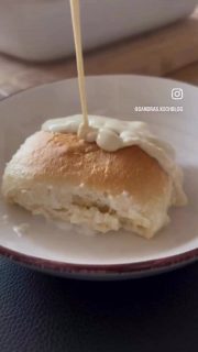 Eines der süßen Lieblingsgerichte meiner Männer, dass es oft Freitagsoder Donnerstags gibt: „Dampfnudeln“. Das Rezept ist von meiner Schwiegermama und somit ein altbewährtes.
Man braucht ein Stündchen Vorlauf, den der Hefe-Teig soll ja ordentlich Zeit zum gehen haben, damit sie schön fluffig sind.
Und so wird es gemacht (ich nehme dazu den Thermomix)
 
125 g Milch
50 g Butter
20 g Hefe
40 g Zucker (oder 50 wer es süßer mag)
1 Prise Salz
In den Thermomix geben und 3 Minuten auf 37 Grad Stufe 1,5
Wer den Thermomix nicht hat kann einfach die Butter in die Milch geben und das ganze kurz erwärmen (aber nicht über 40 Grad, sonst geht die Hefe kaputt)
Dann die Hefe, Zucker und Salz dazu
Dann kommen noch 300 g Mehl dazu und das Ganze für 4 Minuten kneten.
Den Teig in 8 gleichgroße Stücke aufteilen (ca. 67 g pro Stk.).
Jedes Stück zu einer Kugel rund schleifen.
In eine gefettete Auflaufform setzen.
Ich habe hier die rechteckige Ofenhexe von Pampered Chef genommen.
Dann einen Deckel drauf (z.B. den Servierzauberer von Pampered Chef).
An einem warmen Ort ca. 30 Min. gehen lassen. Die Kugeln sollten sich deutlich vergrößert haben.
Dann alles mit Milch auffüllen, so dass die Kugeln ca. zu Hälfte in Milch liegen. Ein paar Butterflocken oben drauf geben.
Den Ofen auf 200 Grad O/U-Hitze vorheizen – unterste Schiene auf einem Rost mit Decke für 30 Minuten backen (vielleicht mal nach 20 Minuten schauen – jeder Ofen backt anders)
Bei uns gibt es Vanillesauce und Apfelmus dazu.
Lasst es euch schmecken
——
#soulfood #familyfood #familienessen #family #backen #easy #einfacherezepte #einfachbacken #rezepte #easyrecipes #recipes #foodblog #food #kochen #cooking #essen #dampfnudel #buchteln #süßesmittagessen