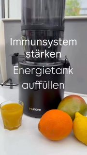 *Werbung durch Markierung 
Wenn die Grippeviren 🤧 in den Startlöchern stehen und an jeder Ecke lauern, dann sollte man was für sein Immunsystem 😷 tun. Die Wochen sind immer stressig und so versuchen wir immer mit gesunden 🍎 Dingen unsere Energietanks ⚡️wieder voll zu machen.
Darum gibt’s bei uns jeden Tag einen frischen, selbstgemachten Saft 🥤 . 
Mit dem Slow Juicer (ich habe den H320N) von @huromofficial.de ist das schnell gemacht. In den Geschmacksrichtungen variiere ich je nach Obst 🍇 im Angebot. Aktuell gibt’s viel mit Möhre, da wir jede Woche einen 20 kg-Sack Möhren 🥕 fürs Pferd 🐴 bekommen. 
Den Möhrentrester 🥕 kann man auch so vielseitig nutzen: Kekse 🍪 , Brot 🥖 , Kuchen 🍰 , Gemüsepuffer, Proteinwraps,… 
Er bringt so richtig viel Feuchtigkeit in die Gerichte! 
Hier kommen regelmäßig Ideen, was du alles damit machen kannst.
Wenn du schon länger mit einem Entsafter liebäugelst, dann ist jetzt der richtige Zeitpunkt zuzuschlagen 💪🏼. Aktuell kannst du bis zu ❗️35% ❗️bei den Modellen sparen und mit 

‼️ SandrasKochblog10 ‼️

gibts noch zusätzlich 10% Rabatt. 

Ist übrigens auch ein super 🌲 Weihnachtsgeschenk!!! 🎁 Wenn du erst mal einen Slow Juicer hast, willst du nicht mehr ohne! Im Sommer auch toll für die Herstellung von Eis (mit ausgewählten Modellen möglich).
Die Slow Juicer sind übrigens total easy zu reinigen (hab ich in der Story - bzw. im Highlight Hurom 💚)
Für Fragen schreibe mir gerne ein DM!
Ach ja - bis zum 8.12.25 laufen die Black Weeks Angebote - also nicht zu lange überlegen!

#hurom #huromjuice #hurompower #slowjuicer #frischgepresst #immunsystemstärken