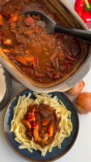 Es ist so richtig kalt geworden, da passt doch ein deftiges Gulasch so richtig gut und macht warm 🔥.
Man kann es so easy vorbereiten! Ich hatte es in 5 Minuten im Ofenmeister – den Rest hat der Backofen erledigt (ca. 2,5 Stunden).
Das Fleisch war sooooo zart – das zerfiel schon beim Anschauen bzw. ich musste vorsichtig umrühren. 🤎
Ich habe es komplett mit Rindfleisch gemacht, da es gerade im Angebot war.

Das habe ich genommen für 3 Personen (der Ofenmeister kann aber auch locker 1,5 kg Fleisch haben)
🤎 750 g Rindergulasch (es geht natürlich auch gemischtes Gulasch (Halb/Halb))
🤎 2 große Zwiebeln klein geschnitten
🤎 2 – 3 Möhren, in Scheiben geschnitten
🤎 2 rote Paprika, in Stücke geschnitten
🤎 1 Flasche Malzbier (330 ml – weniger Süß)
🤎 330 ml Wasser (einfach die Flasche noch mal voll machen)
🤎 130 g Tomatenmark 3-fach konzentriert
🤎 3 EL Ajvar (mild –fettarm – geht aber auch normal)
🤎 1 EL Gemüsebrühe
🤎 3 TL Gulaschgewürz
🤎 Salz & Pfeffer nach Geschmack

👉 Malzbier, Wasser, Tomatenmark, Ajvar, Brühe, Gulaschgewürz, Salz & Pfeffer in den Ofenmeister geben und verrühren
👉 Fleisch dazu geben und ein bisschen untertunken
👉 Gemüse darauf verteilen
👉 Leicht gefetteten Deckel auf den Ofenmeister geben, in den kalten Backofen stellen und auf 230 Grad Ober-/Unterhitze heizen
👉 Nach 30 min runter auf 200 Grad und mind. 2 Stunden weiter garen.
👉 Dann einfach ein paar Spätzle kochen – ich habe auch noch Rotkohl gemacht, da wir Rotkohl so gerne mögen – das Gulasch im Ofenmeister vorsichtig umrühren und dann ran an die Gabeln!
 
Das Fleisch war unfassbar zart! Das zerging so auf der Zunge. Und das ganz ohne Stress mit Anbraten und Co. Du wirst es lieben!
 
Aktuell gibt es den Ofenmeister auch in weiß (limited Edition)
Schreibe mir gerne eine DM, wenn du an dem Ofenmeister interessiert bist oder mehr darüber erfahren möchtest. ✨

P.S.: geht auch in der rechteckigen Ofenhexe oder für kleine Portionen im Zaubermeister oder der quadratische Ofenhexe!

#easyrecipes #einfacherezepte #soulfood #gulasch #ofenmeister