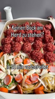 Diese Wikingertopf Hackbällchen hast du ratzifatzi vorbereitet und der Rest erledigt der Backofen. Super, wenn mal keine Zeit zum Kochen da ist oder einfach mal die Lust auf ewiges Brutzeln und anschließendes Putzen fehlt.
Ich habe hier gleich für 2 Tage gekocht in der rechteckigen Ofenhexe für 3 Personen:
500 g Bandnudeln 
500 g TK Erbsen
400 g Möhren in Scheiben 
2 kleine Zwiebeln in Halbmonde
600 ml kräftige Brühe (3 TL Brühepulver)
500 ml Cremafine zum Kochen 7%
Nudeln & Gemüse sollte leicht bedeckt sein ggf. noch mehr Brühe & Sahne dazu
Salz & Pfeffer
800 g gemischtes Hack gewürzt mit 1 TL Salz, 1/2 TL Pfeffer, 1 kl. gewürfelte Zwiebel, 1 TL Hackfleischgewürz 
In den vorgeheizten Backofen 230 Grad abgedeckt mit dem Deckel setzen 
Nach 30 min runter auf 200 Grad
Weitere 15-20 min (einfach mal eine Pieksprobe bei den Nudeln machen ggf. noch etwas länger garen)
Dann Deckel ab und wer mag kann es dann noch 10 min (oder so lange, bis der Käse braun genug ist) mit Käse überbacken (ohne Deckel).

Falls du Interesse an der Ofenhexe hast, schreib mir einfach eine DM.

Viel Spaß beim Nachbacken!

#allinone #onepot #auflauf #einfacherezepte #easyrecipes #soulfood