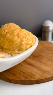 Ich Zahl keine 1,60 für ein Käsebrötchen!
Die sind so easy selbst gemacht!
Das brauchst du:
400 g Dinkelmehl Typ630 oder Weizenmehl Typ 550
250 g Wasser
10 g Hefe
10 g Honig
8 g Salz
1 TL Öl
45 g Sauerteigansatz (optional – hatte ich über)
1 Eigelb + 1 EL Milch verquirlt zum Bestreichen
ca. 200 g Reibekäse als Topping
Zubereitung:

Alle Zutaten (bis auf Ei & Käse) zu einem glatten Teig verkneten ca. 5-8 min. in einer Küchenmaschine mit Knethaken
Teig in die mittlere Edelstahlschüssel gegeben, Deckel drauf und dann in den Kühlschrank stellen über Nacht (ich hab den Teig abends gemacht - du kannst es auch bei Raumtemperatur gehen lassen, bis sich das Volumen mindestens verdoppelt hat)
Teig auf die Teigmatte geben und in 8 gleichschwere Stücke teilen
jedes Stück rundwirken
den großen Weizen Stein (oder den großen Ofenzauberer oder den Zauberstein) einmehlen
8 Teiglinge mit Abstand auf die Stoneware setzen
mit einem Handtuch abdecken und noch mal 30 min gehen lassen
Backofen auf 180 Grad O/U-Hitze vorheizen
Die Teiglinge mit dem Ei-Milchgemisch bestreichen
Reibekäse auf die Teiglinge geben und noch etwas drumherum für einen schönen Käserand
auf unterster Schiene, auf einem Gitter die Stoneware mit den Brötchen in den Ofen schieben
ca. 30 min backen bis die gewünschte Bräune erreicht ist
Die Brötchen anschließend auf einem Gitter auskühlen lassen.

#käsebrötchen #easyrecipes #sparen #backen #frühstück