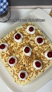 Frankfurter Schnitten
Es ist eigentlich ein Frankfurter Kranz nur in anderer Form. Diesen Kuchen liebt meine bessere Hälfte. Sonst bekommt er ihn immer zum Geburtstag, aber das habe ich dieses Jahr nicht geschafft. Also habe ich es jetzt nachgeholt. Den Boden habe ich in der quadratischen Antifhaft Brilliance-Form gebacken. Die Menge vom Kranz passte super dort rein. Während der Backzeit habe ich schon den Pudding gekocht und in den Wintergarten zum Auskühlen gestellt.
Den Boden habe ich 2x waagerecht durchgeschnitten und als er komplett ausgekühlt war, habe ich die Buttercreme zubereitet und die Sahne geschlagen. Dann alles nur noch zusammen gesetzt, dekoriert und fertig. Ich steh ja nicht so auf Buttercreme, aber ich muss sagen, der Kuchen ist echt lecker! Muss ja schließlich probieren und hab direkt 3x probiert – hatte noch WW-Extrapunkte über.
Hier die Zutatenliste
Boden
🥄4 Eigelb
🥄200 g Zucker
🥄4 Eiweiß sehr steif geschlagen
🥄120 g Mehl
🥄80 g Speisestärke
🥄½ Pk Backpulver
➡️Eigelb mit Zucker ca. 10 min lang schaumig schlagen
➡️Backofen auf 180 Grad O/U-Hitze vorheizen
➡️Dann den Eischnee vorsichtig mit einem Schneebesen etwas unterheben
➡️Mehl, Speisestärke, Backpulver mischen & in eine Schüssel sieben – dann nach und nach unter den Teig heben
➡️Die quadratische Brilliance-Form gut einfetten und Teig hineingeben
➡️Luft rausklopfen
➡️30 min backen – nach 15 min habe ich es abgedeckt mit Backpapier, damit es nicht zu dunkel wird
➡️Kurz im Ofen bei leicht geöffneter Tür stehen lassen
➡️Dann aus dem Ofen nehmen und auf ein Gitter stürzen.
➡️Auskühlen lassen und 2x waagerecht teilen

Weiter im Kommentar…

Schon mal vorab:
Viel Spaß beim Nachbacken 🤩
Falls dich diese geniale Form interessiert, die gleich mit passendem Frischhalte-Deckel daher kommt (nicht für den Ofen!), dann schreib mir einfach 📨

#frankfurterkranz #buttercreme #torte #backen #soulfood