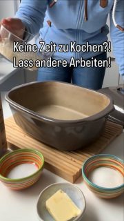 Wenn’s mal wieder unkompliziert sein muss!
Einfach den Backofen einspannen!
Milchreis eignet sich da wunderbar und ist hier beliebt (ich bin eher Team herzhaft!) UND in dieser Variante brennt auch garantiert nix am Boden an.

Ich habe für UNS folgendes in den Ofenmeister gegeben:
🥄200 g Milchreis
🥄40 g Zucker
🥄1 Liter Milch
🥄1/2 EL Butter
🥄1/2 TL Salz

➡️Ofen auf 200 Grad O/U-Hitze vorheizen, Deckel drauf und für 60 min in den Ofen.
➡️Danach noch ein Viertelstündchen so ziehen lassen.

Ich habe Ofen nach 45 Minuten ausgeschaltet und bin zur Physio gefahren. 60 Minuten später war der Milchreis richtig durch-hab noch einen kleinen Schuss Milch untergerührt.
Aber die Konsistenz kann sich ja jeder selbst passend machen (zumal auch jeder Ofen anders backt).

Auf den Milchreis gab es Zimt&Zucker bzw. Apfelmus & Vanillesauce.
Absolut unkompliziert und der Ofenmeister ist auch wieder schnell nur mit Wasser gereinigt.
Probier es mal aus!
Was kommt auf deinen Milchreis? Oder bist du auch lieber Team herzhaft?

Wenn du Infos zum Ofenmeister möchtest, schreib mir gerne eine Nachricht 📨

#milchreis #ofenmeister #einfacherezepte #easyrecipes #soulfood