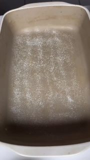 Eines der süßen Lieblingsgerichte meiner Männer „Dampfnudeln“ - gab es heute mal wieder! Das Rezept ist von meiner Schwiegermama und somit ein altbewährtes.
Man braucht ein Stündchen Vorlauf, den der Teig soll ja ordentlich Zeit zum gehen haben.
Und so wird es gemacht (ich nehme dazu den Thermomix)
 
125 g Milch
50 g Butter
20 g Hefe
40 g Zucker (oder 50 wer es süßer mag)
1 Prise Salz
In den Thermomix geben und 3 Minuten auf 37 Grad Stufe 1,5
Wer den Thermomix nicht hat kann einfach die Butter in die Milch geben und das ganze kurz erwärmen (aber nicht über 40 Grad, sonst geht die Hefe kaputt)
Dann die Hefe, Zucker und Salz dazu
Dann kommen noch 300 g Mehl dazu und das Ganze für 4 Minuten kneten.
Den Teig in 8 gleichgroße Stücke aufteilen (ca. 67 g pro Stk.).
Jedes Stück zu einer Kugel rund schleifen.
In eine gefettete Auflaufform setzen.
Ich habe hier die rechteckige Ofenhexe von Pampered Chef genommen.
Dann einen Deckel drauf (z.B. den Servierzauberer von Pampered Chef).
An einem warmen Ort ca. 30 Min. gehen lassen. Die Kugeln sollten sich deutlich vergrößert haben.
Dann alles mit Milch auffüllen, so dass die Kugeln ca. zu Hälfte in Milch liegen. Ein paar Butterflocken oben drauf geben.
Den Ofen auf 200 Grad O/U-Hitze vorheizen – unterste Schiene auf einem Rost mit Decke für 30 Minuten backen (vielleicht mal nach 20 Minuten schauen – jeder Ofen backt anders)
Bei uns gibt es Vanillesauce und Apfelmus dazu.
Lasst es euch schmecken
——
#soulfood #familyfood #familienessen #family  #süßesmittagessen