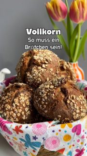 Vollkornbrötchen mit Lievito Madre
Wer liebt nicht frische Brötchen am Morgen. Ich habe es im Homeoffice natürlich leicht damit. Aber vielleicht bekommst du es ja am Wochenende zeitlich hin oder vielleicht auch am Abend die Familie mit gesunden, frischen Brötchen überraschen.
Für 12 Brötchen brauchst du
 
🥣 Lievito Madre auffrischen am Vorabend:
30 LM (ca. 2 Stunden vorher aus dem Kühlschrank genommen)
40 lauwarmes Wasser 
80 g Weizenmehl Typ 550
➡️ alles gut verkneten,
➡️ in ein Glas geben, Deckel auflegen und
⏰ bei Raumtemperatur über Nacht gehen lassen bis er sich verdopptelt hat
 
🥣 Autolyseteig (für 30 min ruhen lassen) am nächsten Vormittag:
175 g Dinkelvollkornmehl
175 g Weizenvollkornmehl
20 g Sonnenblumenkerne
15 g Kürbiskerne
25 g Sesam geröstet
20 g Leinsamen geschrotet
300 g Wasser
➡️ alles kurz verkneten, bis keine Mehlnester mehr zu sehen sind
⏰ Haube drüber und 30 min Ruhe (Glutengerüst kann sich entwickeln)
 
🥣 Hauptteig:
Autolyseteig
80 g Roggenvollkornmehl
150 g aktiver LM
20 g Granatapfelessig oder anderen Obst-Essig
⏰ alles für ca. 7 min verkneten
 
10 g Öl
15 g Salz
➡️ dazu geben und
⏰ für weiter ca. 3 min kneten
➡️ Teig sollte sich gut von der Schüllel lösen
 
➡️ in eine leicht geölte Schüssel mit Deckel geben
⏰ 3 Stunden gehen lassen (bei 30,60,90, 120 min je Dehnen & Falten)
➡️ bis zum nächsten Morgen in den Kühlschrank geben
 
➡️ aus dem Teig 12 gleichschwere Stücke rundwirken, befeuchten und in Haferflocken wälzen
⏰ auf einer bemehlten Fläche mit Verschluss nach oben gehen lassen (mit Tuch abdecken), bis sie größer geworden sind 60-120 min
🔥 Ofen auf 230 Grad mit Stein vorheizen
➡️ Brötchen auf den Stein geben, bedampfen und sofort Ofentür schließen
⏰ für ca. 15 min mit Dampf backen
🔥 Dampf ablassen, runter auf 200 Grad und
⏰ noch mal ca. 10-15 min bis sie schön braun sind

#lievitomadre #brötchen #vollkorn #vollkornbrötchen #gesund