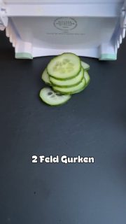 Leichte Kost am Abend, aber dennoch mit Biss & Pfiff?
Salat geht da immer, aber nicht langweilig bitte😜!
Dieses Art will ich schon seit über einem Jahr ausprobieren 😆, habs aber irgendwie nie geschafft 🙈
Aber Sonntagabend war es endlich soweit!
17 Drillinge vorgekocht 
den großen Ofenzauberer PLUS gefettet und mit Käsehäufchen belegt, je 1 Drilling drauf, platt gedrückt und noch mal Käse drüber-natürlich Light!
Bei 200 Grad Umluft Cross gebacken.
In der Zeit:
2 Feld Gurken dünn gehobelt 
Das Dressing zusammen gerührt aus:
150 g fettarmen Joghurt (Schmand schmeckt natürlich besser 🤭)
110 g Mayo 
2 TL Granatapfel Essig (es geht auch anderer Obstessig)
1 EL Zitronensaft 
2 TL Senf mild
1 gehäufter TL Dill getrocknet (frisch geht auch)
1 gehäufter TL Petersilie getrocknet (auch hier geht natürlich frisch)
1 TL Knoblauchpulver (oder 1 frische Zehe zerdrücken)

Alles verrühren 
Auf die Gurken geben 
Die Crunchy Drillinge dazu
Durchmixen und ran an die Gabeln

Diese Portion hat für 2 Personen gereicht. Dazu frisches, selbstgemachtes Sauerteigbrot, um das letzte bisschen Dressing noch aus der Schüssel bzw. vom Teller zu wischen.

Das wird es definitiv noch öfter geben!
Abspeichern und nachmachen!

#crunchysalad #einfacherezepte #salat #gurkensalat #easyrecipes