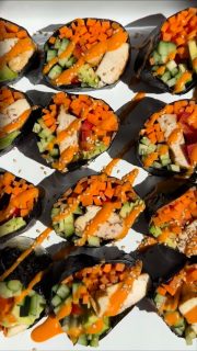 Sommerrolle oder kann man eine Hähnchen Gemüsefüllung in Nori-Reisblatt auch als Sushi bezeichnen? Wie würdest du es nennen?
Es war auf jeden Fall pro ganzer Rolle
1 Noriblatt
2 Reisblätter
Möhre
Feldgurke
Avocado 
Paprika 
Hähnchen 

Also Sauce Sriracha-Mayo (Sweet Chilli passt auch oder KIKKOMAN Teriyaki Sauce mit geröstetem Knoblauch)
Ein paar geröstete Sesamköner als Deko
Ich habe 3 Rollen gemacht (pro Person 1).
Ein leckeres, leichtes Mittagessen.
Ich wünsche allen morgen einen schönen 1. Mai!

#sommerrollen #noriblätter #summerrolls #sushi