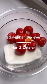 Da dieser Dip so gut ankam, aus gegebenen Anlass zum 1. Mai morgen, wo bestimmt viele grillen werden. Ganz unkompliziert, nur 2 Zutaten und in Sekundenschnelle gemacht. 
So erging es mir, als ich den Dip gemacht habe:
„Kannst du noch einen Dip machen zum Grillen?“ (Würste liegen schon auf dem Grill!)
Klar kein Problem 😉! 
Einfach 
🥄eine Packung Kirschpaprika mit Frischkäsecreme gefüllt (Antipasti aus der Kühlung oder aus dem Glas ) mit 
🥄einer Packung Frischkäse (hier Exquisa Fitline 0,2% Fett -200 g Inhalt) 
➡️ mixen (mal nicht den Thermomix genommen sondern den Pürierstab - ist schneller gespült). 
➡️ Wer mag macht noch Salz und Pfeffer dran, habe ich aber nicht gemacht!
Und passend zu den Würstchen stand der Dip auf dem Tisch und ich hatte sogar Zeit für Euch zu filmen! So schnell geht es.
Ich habe im Keller aber für solche Fälle auch immer ein Glas mit eingelegten Kirschpaprika stehen. Nur heute hatte ich zufällig 2 Packungen frische gekauft. Als wenn ich es geahnt hätte!
Seid ihr auch Dip-Fans? Was ist Dein Lieblingsdip? 
Folge mir gerne für weitere Tipps und Rezepte 😃. Speicher dir am besten diesen Beitrag und über ein ❤️ freue ich mich sehr!

Oder schau mal unter www.sandras-Kochblog.de vorbei. Link in der Bio

______
#schnellerezepte #easyrecipes #grillen #dip #soulfood