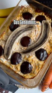Baked Oats – Skyr Carrot
Frühstück mit baked Oats gehen immer. Für den Frischekick kommt Möhre dazu.
 
Noch warm genießen!
 
🥄 2 reife Bananen zerdrückt
🥄 100 g Haferflocken zart
🥄 300 Skyr
🥄 1 fein geraspelte Möhre
🥄 2 Eier
🥄 15 g Whey Vanille Protein Pulver von Braineffect (Code: SANDRA20)
 
Als Deko
🥄 1 Banane halbiert
🥄 Zuckerfreie Schokodrops von NoNoSugar (Code: KOCHBLOG10)
 
Im Backofen bei 175 Grad Ober-Unterhitze ca. 30 min
 
Bei 4 Portionen Pro Portion:
250 kcal / 19 g Protein /29 g KH / 5 g Fett

#bakedoats #einfacherezepte #bakedoatmeal #protein