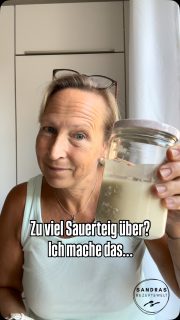Granola wie du es magst
 
Jeder hat andere Vorlieben und mit einem selbstgemachten Granola hast DU es in der Hand, was rein kommt. Vor allem, was den Zuckeranteil betrifft.
Viele gekaufte Granolas strotzen vor Zucker. Aber damit ist hier bei mir Schluss.
Für das Garen im Backofen hat sich die Stoneware bewährt, da sie „atmungsaktiv“ ist und die Feuchtigkeit aus dem Granola gut ableitet.
Es geht natürlich auch auf einem Backblech – aber auf dem großen Ofenzauberer PLUS wird es schöner (finde ich!)
 
🛒 Hier ein Vorschlag für die Zutaten
🥣
🥄 200 g Sauerteig aus dem Kühlschrank (nicht aktiv)
🥄 200 g Haferflocken zart (es geht auch kernig)
🥄 100 g Erdnussmus oder ein anderes Nussmus (Mandesl, Cashew,...)
🥄 80 g Honig (oder Dattelsirup)
🥄 100 g Nüsse (ich habe Cashews genommen und dieses mal ganz gelassen)
🥄 15 g Chiasamen
🥄 15 g Sesam geröstet
🥄 20 g Sonnenblumenkerne
🥄 ½ TL Zimt (oder mehr – oder gar nicht)
(🥄 100 g Trockenobst - wer nicht drauf verzichten möchte - ich nehme wenn Datteln von Foodino)
🥣 alles gut in einer Schüssel verrühren
➡️ auf den großen Ofenzauberer PLUS geben, so das kleine Brocken entstehen (ggf. mit den Fingern zerbröseln) - das ist Stoneware und eignet sich unter anderem super für Granola,
da hier die Freuchtigkeit gleich abtransportiert wird und sich nicht staut, wie auf einem Backblech mit Backpapier
🔥 Backofen auf 160° Umluft vorheizen
⏰ auf einem Gitter, unterstete Schiene ca. 20 min (nach 10 min wenden und etwas zerstoßen für gewünschte Brockengröße) -
🔥 runter auf 140° weitere 20 min mit Wenden nach 10 min
🔥 noch mal 10 min bei 120°
➡️ schaut einfach, dass alles schön trocken ist - es kommt auch immer auf die Brockengröße an
➡️ komplett auskühlen lassen - das kann man auf dem Ofenzauberer bei geöffneter Backofentür so stehen lassen (bei mir über Nacht)
➡️ in ein Vorratsglas/Dose umfüllen.
 
Du brauchst auch einen Ofenzauberer?
Schreib mir gerne oder kommentiere mit Ofenzauberer oder shoppe direkt los (link für Pampered Chef in der BIO)

#discard #sauerteigresteverwertung #granola #einfacherezepte