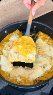 Kürbis-Pfannen-Lasagne
Unglaublich lecker und mal eine echte Abwechslung.
Diese Variante solltest Du dir nicht entgehen lassen – speichern und ausprobieren!
 
🥄 1 kl. Hokkaido in Würfel
🥄 1 gr. Rote Zwiebel in Halbmonde
🥄 3-4 Knoblauchzehen
➡️Auf ein Backblech mit Backpapier geben oder wie ich auf dem Großen Ofenzauberer PLUS (Stoneware)
➡️Alles mit etwas Öl besprühen und im vorgeheizten 🔥 Backofen 200 Grad
⏰ für 30 min rösten
➡️Dann das geröstete Gemüse pürieren mit
🥄 500 ml Gemüsebrühe
 
🥄500 g Rinderhack
🥄1 Zwiebel in Würfel
🥄 1 kleingehackte Knoblauchzehe
➡️In etwas Öl anbraten
➡️Das Kürbispüree dazu geben
🥄250 g  Creme Fraiche legere
➡️dazu geben und verrühren
🥄Ca. 180 g Lasagneplatten
➡️halbieren und in die Soße geben
➡️Auf kleiner Stufe garen, bis die Nudeln gar sind 
⏰ca. 30 min
➡️Noch mal ein paar Kleckse Creme Fraiche on Top verteilen
🥄Parmesan (ich: 150 g) 
➡️drüber streuen
⏰ Deckel drauf und kurz warten, bis der Käse geschmolzen ist
 
Viel Spaß beim Ausprobieren. Bin gespannt, wie es dir schmeckt.
Freue mich auf dein Feedback.

#pfannenlasagne #kürbis #lasagne #foodporn #foodie