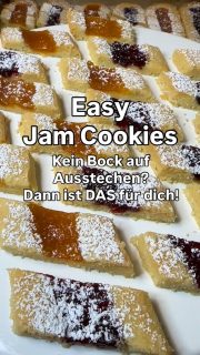 Du liebtst auch Marmeladenkekse, hast aber keine Lust auf Ausstechen & Co?
Hier eine ganz einfache Variante ohne viel Aufwand.
Du brauchst 
300 g Weizenmehl Typ 405
100 g Zucker
20 g Vanillezucker
1 Prise Salz
80 g gemahlene Mandeln
230 g flüssige Butter
Gelee oder Fruchtaufstrich ohne dicke Stücke nach Geschmack als Füllung
Puderzucker zum Bestreuen der fertigen 

Wie es geht erfährst du im Kommentar.
Diese Marmeladekekse sind einfach der Hammer und so schnell gemacht.
Sind hier ein absoluter Renner!
Stehst du auf Marmeladen Kekse?
______
#soulfood #familyfood #family  #schnellerezepte #fastrecipes #backen #easy #einfacherezepte #einfachbacken #rezepte #easyrecipes #recipes #foodblog #food #kochen #cooking #essen #marmeladenplätzchen #jamcookies