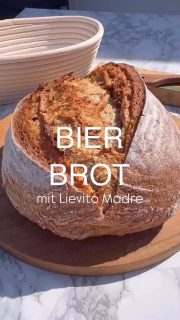 Abwechslung muss sein!
Mal Wasser, mal Kefir oder Buttermilch oder Bier.
Einer unserer Lieblingsbrote ist dieses Bierbrot. Ich habe es mit richtigem Bier gemacht, aber es geht auch mit alkoholfreiem 0,0% Bier.
Du brauchst 
120 g aktiven Lievito Madre (haben wir ja gerade gezüchtet in den letzten Tagen)
(Gefüttert am Abend vorher : 60 g LM + 30 g Wasser + 60 g Mehl - so behältst was zum Weiterzüchten über)
80 g Roggenmehl 1150
80 g Roggenvollkornmehl
260 g Dinkelmehl 630
170 g Bier
80 g Skyr oder Joghurt oder Quark
Alles miteinander zu einem Teig verkneten
30 min Ruhe für den Aufbau des Glutengerüstes (Fermentolyse).
Dann noch mal kneten und dabei
20 g Bier 
12 g Salz 
einkneten.
Nun folgt der übliche Ablauf
30 min Ruhe - Dehnen & Falten 
30 min Ruhe - Dehnen & Falten
30 min Ruhe - Dehnen & Falten
2-3 Stunden Stockgare abgedeckt bei Raumtemperatur (Teig sollte deutlich an Volumen zugenommen haben und Blasen zeigen)
Preshapen (Vorformen) - 30 min Ruhe 
Dann eigentliche Laib formen
Den Laib in ein bemehltes Gärkörbchen geben 
Über Nacht in den Kühlschrank 
Ofen auf 250 Grad mit Topf für 45 min vorheizen 
Brot hineinlegen-Deckel drauf - 20 min (nach 5 min Eiswürfel dazu 3-4 Stk)
Runter auf 200 Grad für 20 min
Deckel ab, weitere 5-10 min für die Bräune 
Auf einem Gitter mindestens 1 Stunde auskühlen lassen.

#sauerteigbrot #sauerteig #sourdough #sourdoughbread #brotbacken #brotbackenmachtglücklich #lievitomadre
