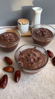 *Werbung da Markierung Veganes Schokomousse - Unglaubliche Konstistenz
Unfassbar lecker!
Nur 3 Zutaten 
Ohne Zuckerzusatz
In unter 2 Minuten zubereitet und dann noch 
2 Stunden Geduld, damit sich die Konsistenz entwickeln kann.
1 Dose (400 ml) Kokosmilch (Nicht Light!!!!)
120 g entsteinte Datteln 
50 g Backkakao 
(Abgemessen mit der cool schwarzen, aufladbaren Max KS2B-10 Küchenwaage von @wilfa_de )
Ich habe die 3 Zutaten im Power Fuel Hochleistungs-Standmixer von @wilfa_de auf Stufe 2 für 70 Sekunden gemixt.
Das Ganze passte in 3 kleine Elfen (ca. 175 ml pro Glasschälchen).
Deckel drauf und dann ab in den Kühlschrank für 2 Stunden.
Mit Schokoraspel garnieren oder warum du Lust hast.
Das Rezept gibt es schon sei 2021 bei @cookidoo.thermomix 
Schade, dass ich das nicht schon eher entdeckt habe.
Das gibt’s jetzt öfter!

Schnell abspeichern und unbedingt ausprobieren!!!

#veganuary #vegan #schokomousse #viral #foodporn