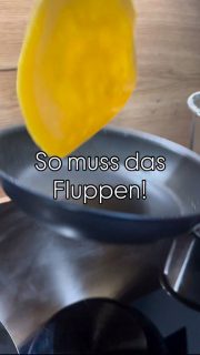 Eierpfannkuchen 
Sehr beliebt hier zum Mittagessen (zumindest beim männlichen Teil der Familie - der weibliche Teil braucht was herzhaftes als Hauptspeise und nimmt dann 1 Pfannkuchen zum Dessert).

Mit der richtigen Pfanne fluppt es auch beim Wenden. Hab mich inzwischen auch auf meinem Induktionserd mit der passenden Wärmestufe einegespielt (ist ja schon anders als Ceran).

Hier meine Zutaten (so, wie ich es von meiner Schwiegermama übernommen habe-es gibt unendliche Variante, aber diese schmeckt uns am besten):
225 g Weizenmehl 550 od. 405 (geht auch mit Dinkel)
6 Eier
375 g Milch
75 g flüssige Butter 
1/2 TL Salz 

Alles im Thermomix (Stufe 6 für 45 Sekunden) oder mit einem anderen Mixer gut verrühren und ca. 30 Minuten ruhen lassen (dickt etwas nach).
Dann in einer Antihaftbeschichteten Pfanne ausbacken.

Wenn du mehr über meine Pfanne erfahren möchtest, dann schreib mir gerne.

#pfannkuchen #eierpfannkuchen #einfacherezepte #easyrecipes #soulfood