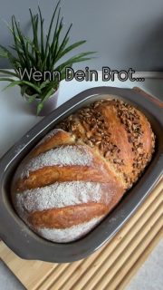 Ist es da, ist es weg.
Ich hätte es Ratzi-Fatzi-Brot taufen sollen und nichtButtermilch-Zwilling, da es ratzi-fatzi weg war.
Es war zwar nur ein kleines Brot, aber damit habe ich nicht gerechnet 😂

Heute Morgen 10:30 habe ich den Hefeteig gemacht aus:
150 g Buttermilch 
150 g warmes Wasser 
10 g Honig
5 g Hefe
200 g Emmermehl (alternativ Dinkel 630)
50 g Roggenmehl 1050
150 g Dinkelmehl 1050
8 g Salz
10 g Öl

An einem warmen Ort ca. 4 Stunden gehen lassen (dabei nach 30 & 60 min Dehnen und Falten)
Wenn der Teig deutlich im Volumen zugenommen hat ist er gut.
Auf eine leicht bemehlte Fläche geben, teilen und jeweils rundwirken.
Den kleinen Zaubermeister etwas fetten & bemehlen
Eine Kugel anfeuchten und in Saaten wälzen 
Die andere Natur belassen 
Beide in den Topf setzen, Deckel drauf, 15-20 min gehen lassen 
Ofen auf 230 Grad O/U-Hitze vorheizen 
Brot einschneiden 
Mit Deckel 45 Minuten backen und dann den Deckel runter nehmen 
Weitere 5-10 min für die Bräune 
Auf ein Gitter stützen und mindestens eine Stunde auskühlen lassen.

Probier es unbedingt aus !
Falls du an dem kleinen Zaubermeister interessiert bist schreib mir einfach 📨
Er sorgt für eine tolle Kruste und eine saftige Krume, backen wie im Steinofen!

#einfacherezepte #brotbacken #emmermehl #brotselberbacken #hefe