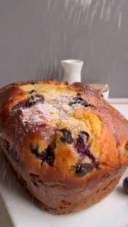 Heidelbeer-Quark-Zauber
Der kleine Zaubermeister ist so ein vielseitiges Helferlein! Heute darf er mal einen Kuchen zaubern.
Dazu brauchst du frische Heidelbeeren – TK tun es natürlich auch – oder anderes Obst deiner Wahl (Himbeeren, Brombeeren, Kirschen,…) und Quark – der kann auch ersetzt werden durch Frischkäse, Ricotta,…
Du bist also ganz flexibel. Nimm, was du da hast.

Ich habe folgende Zutaten verwendet:
 
🥄 120 g Zucker
🥄 3 Eier
🥄 Vanille aus der Mühle (od.1 TL Vanilleextrakt)
🥄 250 g Weizenmehl 550
🥄 13 g Backpulver (ca. 2 TL)
🥄 1 Prise Salz
🥄 250 g Magerquark
🥄 50 g Öl mit feinem Buttergeschmack (z.B. von der Firma Biskin)
🥄 200 g frische Heidelbeeren
 
🔥Backofen auf 180 Grad O/U-Hitze vorheizen
➡️die Eier schlägst du zusammen mit dem Zucker für ein paar Minuten cremig, hell auf
➡️dann siebst du Mehl und Backpulver dazu
➡️dann noch die restlichen Zutaten dazu und noch mal so kurz wie möglich verrühren
➡️am Ende noch die Heidelbeeren unterheben
➡️den kleinen Zaubermeister etwas fetten und bemehlen (ich nehme dazu Reismehl)
➡️den Teig einfüllen und ab in den Backofen (unterste Schiene auf einem Gitter)
⏱ ca. 60 min backen – zwischendurch mal schauen, was die Bräune macht & ggf. abdecken – Stäbchenprobe machen
➡️dann ca. 10 min in der Form auskühlen lassen & vorsichtig auf ein Gitter stürzen, damit der Kuchen dort komplett auskühlen kann
➡️mit Puderzucker bestreuen oder einen Zuckerguss machen oder einfach so lassen
 
✍️schreib mir gerne eine Nachricht, falls du mehr zum kleinen Zaubermeister erfahren möchtest
 
😀viel Spaß beim Nachbacken und lassen mir gerne ein 💓da. Über Rückmeldungen freue ich mich auch immer.

#rührkuchen #einfacherezepte #kuchen #kleinerzaubermeister #kuchengehtimmer