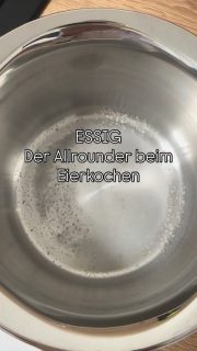 Wenn nach dem Eierkochen diese lästigen kleinen Punkte am Boden des Topfes zurückbleiben, dann kannst du das in wenigen Sekunden beseitigen, so dass alles wieder blitzt.
Etwas Essig in den Topf geben (so dass der Boden bedeckt ist) , dann noch einen Schuss Wasser dazu und auf dem Herd kurz erwärmen. Das ging auf meinem Induktionsherd in wenigen Sekunden und ich konnte schon beim Erwärmen sehen, wie der Kalk vom Topfboden sich auflöste.

Um generell diese Flecken zu verhindern, kannst du schon beim Eierkochen einen Schuss Essig (1-2 EL pro Liter Wasser) ins Wasser geben. Der Essig verhindert übrigens auch bei leicht angeknacksten Eiern das Auslaufen - durch die Säure stockt das Eiweiß sofort und verschließt die Bruchstelle (trotz Loch am Eierboden, kann das durchaus beim Kochen passieren, dass das Ei beim ins kochende Wasser geben einen Knacks bekommt). Eine weitere positive Wirkung des Essigs im Wasser ist, dass es das Schälen der Eier später erleichtert. Und wegen des Geschmacks muss man sich keine Gedanken machen. Bei so wenig Essig, nehmen die Eier keinen Geschmack an!

#hack #eierkochen #essig #putzen #kalkbeseitigung