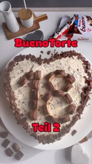 Buerno Torte – Teil 2
Gestern habe ich den Boden gezeigt, heute kommt die Fertigstellung.
Für die Creme benötigst du:
🥄200 g Sahne
🥄2 TL SanApart (oder 1 Pk. Sahnesteif)
🥄2 TL Vanillezucker
🥄200 g gezuckerte Kondesnmilch
🥄2 EL flüssiges Nutella (ich hatte es über Nacht auf der Heizung in einem abgedeckten Schälchen)
🥄500 g Mascarpone (ich habe die Light-Variante genommen)
🥄6 Kinder Bueno Riegel
 
Zum Verzieren:
🥄weitere Bueno Riegel
🥄Schokostreuse
🥄oder was immer du möchtest
 
➡️Sahne mit SanApart und Vanillizucker steif schlagen
➡️Kondenzmilch, Mascarpone und Nutella verrühren
➡️steife Sahne unterziehen
➡️6 Bueno Riegel zerbröseln
➡️unter die Creme rühren
 
Zusammenbauen der Torte
➡️unteren Teil des Bodens auf einen Teller setzen & Springformrand als Begrenzung setzen
➡️etwas mehr als 1/3 der Creme auf dem Boden verteilen
➡️obere Teil des Bodens darauf setzen
➡️etwas mehr als 1/3 der Creme auf dem 2.Boden verteilen
➡️Springformrand vorsichtig entfernen
➡️mit der restlichen Creme die Seiten bestreichen
➡️nach Belieben verzieren
➡️2-3 Stunden in den Kühlschrank geben

Viel Spaß beim Nachbacken! 😃
Freue mich immer über Fotos und Feedback, wie es geworden ist.

Bist du Team Sahnetorte oder Team Obstkuchen?

#Torte #kinderbuenotorte #buenotorte #geburtstagstorte #tortenliebe