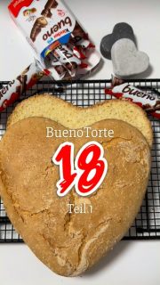 Mein Patenkind ist 18 geworden und morgen gibt’s die große Party.
Jeder bringt was mit und von mir hat es sich eine Kinder-Bueno-Torte gewünscht. Gesagt – getan. Heute habe ich den Boden vorbereitet und morgen geht es dann weiter mit dem Schichten.
Für den Boden habe ich:
🥄3 Eiweiß 
➡️sehr steif geschlagen
🥄3 Eigelb +
🥄3 EL Wasser
➡️Ca. 3 min verrührt
🥄130 g Zucker
🥄1 EL Vanillezucker
➡️Dazu und mind. 5 min hell-cremig aufschlagen
🥄170 g Stärke
🥄80 g Mehl
🥄8 g Backpulver
➡️ in ein Sieb geben und auf die Ei-Zucker-Creme sieben
➡️Den Eischnee dazu und mit einem Schneebesen alles vorsichtig vermengen (nur so lange, wie nötig)
🔥Ofen auf 160 Grad O/U-Hitze vorheizen
➡️Die Herzform mit einem Backpapier bespannen (dann bekommt man es schöner runter – mache ich bei Biskuit immer)
➡️Den Teig einfüllen
⏰Ca. 35-40 min backen (Richtzeit – einfach mal schauen – Stäbchenprobe)
⏰Backofentür für 10 min einen Spalt öffnen – damit der Boden keinen Schock bekommt
➡️Dann auf einem Gitter auskühlen lassen
1x waagerecht durchschneiden.
 
😎Morgen geht es weiter mit der Zubereitung der Kinder-Bueno-Creme und der Fertigstellung.
Bist du dabei?

#torte #kinderbuenocake #kinderbueno #geburtstagstorte #backen