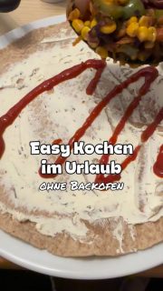 Unsere Ferienwohnung hat keinen Backofen! Nicht drauf geachtet. Die Pfannen & Töpfe sind auch begrenzt. Also müssen einfache Gerichte her!
1. Abend - Wraps für 5 Personen 

1 große rote Zwiebel gewürfelt
3-4 Knofizehen gehackt
In etwas Öl anbraten 
Je 1 rote & grüne Paprika gewürfelt 
3-4 Möhren geraspelt 
1 Dose Mais
1 Dose Kidney Bohnen 
Salz, Pfeffer, Oregano 
1/2 TL Brühe
dazu und alles gut anbraten 
In der 2. Pfanne
1 kg Hähnchen (kleingeschnitten)
anbraten und mit Salz und Pfeffer würzen 

2 Becher Creme Fraîche
1 Flasche Salsa Sauce
1 Beutel Reibekäse 
2 Packungen a 6 Wraps

Wrap mit Creme Fraîche bestreichen 
Salsa Sauce
Gemüse & Hähnchen drauf 
Reibekäse 
Einrollen und los geht’s!

Das war Tag 1. Weitere easy Rezepte folgen 

#wrap #wraps #einfacherezepte #easyrecipes #ferienwohnung