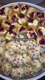 Das gab es mal zu einem kleines Geburtstagsründchen, wo wir auf ein paar Getränke eingeladen (mein Hase hatte Geburtstag 🎂) hatten.
Damals ganz konnte ich es dann doch nicht lassen und habe auf dem großen, weißen Stein (White Lady) etwas Fingerfood gemacht. Es hält sich noch lange warm auf der White Lady und nett sieht sie auch auf dem Tisch aus. Ich habe eine Kombi aus vegetarischen Brie-Preisselbeer-Happen und Elsässer-Style gemacht.
Meine Laugenstangen waren einen Tick zu lange aufgetaut (hab mich auf der Hunderunde verquatscht) und so etwas klebrig beim schneiden und auf den Stein legen. Also nur soweit antauen lassen, dass man sie schneiden kann.
Auf den Stein passen 8 Laugenstangen in etwas Abstand gesetzt.
Meine Zutatenliste:
Brie
Preiselbeermarmelade 
Magere Schinkenwürfel
Creme Fraiche leger Kräuter 
Frühlingszwiebel in Röllchen 
Streukäse 

Backofen auf 180 Grad Ober-Unterhitze vorheizen 
White Lady auf ein Gitter unterste Schiene setzen 
Ca. 30 min backen - sollten leicht braun sein 
Man kann es auch auf einem Backblech machen.
Dann würde ich sie aber nach dem Backen auf ein Gitter setzen, da sie sonst von unten durch das Schwitzwasser matschig werden 

Viel Spaß beim Nachbacken.
Wenn du mehr zur White Lady erfahren möchtest, dann schreib mir gerne ☺️ 

#einfacherezepte #easyrecipes #soulfood #fingerfood #laugengebäck