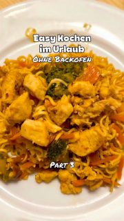 Rezept3 - mit wenigen Hilfsmitteln eine asiatische Hähnchen Pfanne mit Mii Nudeln & Gemüse 
Heute war die Reihenfolge der Zubereitung entscheidend, denn es gibt hier nur 2 mittelgroße Pfannen und keinen Backofen zum Warmhalten!
In der einen Pfanne:
1 rote Zwiebel gewürfelt 
2 Knoblauchzehen fein gehackt
kurz in ewas Öl anbraten 
Brokkoli (entweder 1 frischer) oder TK ca. 300 g
dazu und
1 Paprika gewürfelt 
2-3 Möhren gestiftet 
mit Salz, Pfeffer und Teriyaki Sauce / Sojasoße und 1 großer TL Honig würzen 

600 g Hähnchen klein geschnitten marinieren in
etwas Sweet Chili Sauce 
1 großer EL Erdnussbutter 
1 EL Öl

In der 2. Pfanne Rührei aus 6 Eiern machen und zum Gemüse geben 
In der nun leeren Rühreipfanne das Hähnchen anbraten

In einem separaten Topf ca. 500 G Mii Nudeln in heißem Wasser garen

Alles in einer großen Schüssel vermengen und mit Teriyaki Sauce/Sojasauce & Sweet Chili Sauce abschmecken 

Man muss hier in dieser Küche schon überlegen, wie man kocht 😂
Hat am Ende super geschmeckt!

Seid schon gespannt, was es morgen gibt!

#asiatischeküche #mii #hähnchen #gemüsepfanne #easyrecipes