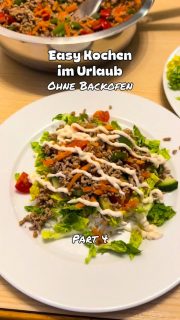 Tag 4 – heute eine Salatbowl mit Reis, Gemüse und Hack
Ich hatte diese Variante einer Salatbowl auch noch nie gemacht, aber Lea sagte, das ist richtig lecker und sie hatte recht.
An frischen Zutaten, die nicht gegart werden, brauchst du (Angaben für 4 Personen)
3-4 Mini-Romana in schmale Streifen geschnitten
½ Schlangengurke (in Scheiben – geviertelt)
250 g Cocktailtomaten (geviertelt
 
Diese Zutaten werden gebraten:
1 große Rote Zwiebel gewürfelt
1 Knoblauchzehe gehackt
Etwas Öl zum Anbraten
600 g Rinderhack dazu und mitbraten
Mit Salz & Pfeffer würzen
1 Rote Paprika gewürfelt
1 Grüne Paprika gewürfelt
2 kleine Möhren gestiftet
Zum Hack geben und kurz mitbraten
 
Parallel 2 Beutel Basmati-Reis nach Anleitung kochen (oder 250 g lose zubereiten)
 
Anrichten – so haben wir es gemacht:
Reis
Romana-Salat
Gurke & Tomate
Hack mit Gemüse
Als Soßen:
Knoblauchsoße & Sweet Chili Soße
 
War eine super leckere Kombi – ich war bei den Soßen erst skeptisch, passte aber richtig gut.
Wir versuchen hier natürlich erst einmal die vorhandenen Lebensmittel zu verarbeiten und nicht tausend verschieden Sachen zu kaufen.
Du kannst das natürlich ganz nach deinem Geschmack machen – aber die Kombi mit Warm und Kalt ist echt gut.

#easyrecipes #einfacherezepte #bowl #salat #reis