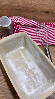 Zebra-Kuchen mit echter Schokolade
So ein Zebra-Kuchen ist ja ein alter Hut - Sieht aber immer wieder gut aus, wenn man ihn anschneidet und dieser hat im Schokoanteil richtige Schokolade und nicht nur Backkakao.
Wie du die Teigsorten in die Form füllst ist dir überlassen – ich habe hier mal Spritzbeutel verwendet. Viel Spaß beim Ausprobieren.
Das sind die Zutaten:
🥄4 Eier
🥄180 g Zucker
🥄130 g Sahne
🥄120 g geschmolzene Butter
🥄1 TL Vanille Extrakt
🥄280 g Mehl
🥄10 g Backpulver
🥄1 Prise Salz
 
Für die Hälfte Schokoteig noch:
🥄100 g geschmolzene Schokolade
🥄1 EL Backkakao
🥄20 g Sahne
 
🔥Backofen auf 200 Grad O/U-Hitze vorheizen.
➡️Eier mit Zucker c. 5 min schaumig aufschlagen
➡️Sahne und Butter kurz unterrühren
➡️Mehl, Salz & Backpulver mischen und unterrühren
➡️den Teig in 2 Teile aufteilen
➡️in einen Teil noch die geschmolzene Schoki mit Backkakao & Sahne unterrühren
➡️abwechselnd in eine Kastenform füllen (ich hatte hier den Zauberkasten)
➡️bei der Stoneware auf unterster Schiene auf einem Gitter, bei einer Blechform die mittlere Schiene wählen
⏰für ca. 10 min bei 200 Grad, dann runter auf 180 Grad für weitere 40 min (ggf. nach 30 min abdecken, damit er nicht zu dunkel wird)
⏰die Dauer ist nur ein Richtwert – bitte zwischendurch schauen und gegen Ende die Stäbchenprobe machen
➡️kurz in der Form auskühlen lassen und dann vorsichtig auf ein Gitter stürzen und dort komplett auskühlen lassen

Fall du an der Kastenform aus weißem Ton interessiert bist, schreibe mir gerne.

#zebrakuchen #rührkuchen #kuchen #soulfood #backen