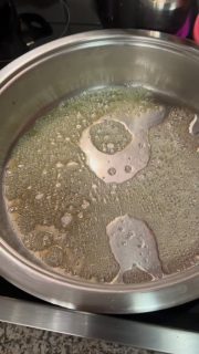 Tag 2 in unserer begrenzt ausgestatteten Küche der Ferienwohnung.
Spaghetti Bolognese 🍝 
Blöd nur, wenn der Supermarkt wie leergefegt ist und man kein Suppengemüse bekommt. Wir hatten glücklicherweise schon an Tag 1 Möhren gekauft. Jetzt musste improvisiert werden!
Für 5 Personen:
2 rote Zwiebeln gewürfelt 
3-4 Knoblauchzehe gehackt
In etwas Öl anbraten 
1 kg gemischtes Hackfleisch (oder wie es hier heißt: Faschiertes) dazu
Mit Salz & Pfeffer ordentlich würzen 
1 Packung Suppengemüse - daraus 
die Möhren fein geraspelt
den Sellerie fein gewürfelt 
den Lauch fein geschnitten 
(Wir hatten nur 3-4 Möhren und ich habe 1 gehäuften TL Gemüsebrühe genommen)
1 große Packung Stückige Tomaten 
1/2 Pk. Passierte Tomaten 
mit Salz, Pfeffer, Oregano abschmecken 
Alles so lange köcheln lassen, bis die Nudeln fertig sind.

600 g Spaghetti nach Anleitung kochen 
Parmesan reiben.

Tisch decken 😃

Die improvisierte Bollo war sehr lecker und ist bis auf einen kleinen Rest weggegangen. 
Mal sehen, was wir morgen kochen.

Was kocht ihr im Urlaub? Oder geht ihr immer essen?

#bolognese #spaghetti #easyrecipeideas #einfacherezepte #easy