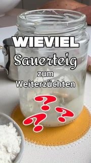❓Wieviel Sauerteig muss ich zurückbehalten, um weiter zu züchten? ❓
Natürlich kannst du deinen Sauerteig, wenn du Brot backst, so auffrischen 🥣, dass du 10/20/30/… g übrig hast.
‼️Es geht viel sparsamer‼️
Es reicht aus das Sauerteigglas mit den wenigen Resten, die darin kleben, einfach mit etwas lauwarmen Wasser (30-35°) auszuspülen.
📌Ich mache das mit ca. 50 g Wasser,
📌fülle es in ein sauberes Glas,
📌dann noch 50 g Mehl dazu,
📌verrühren,
📌Deckel drauf und
📌lasse es z.B. im etwas ❄kühleren Keller (14°) stehen, dann braucht der Sauerteig etwas länger, bis er seinen Höhenpunkt hat.
Du kannst ihn aber auch, wenn er angesprungen ist, in den 🥶Kühlschrank geben – dann braucht er noch länger ⏰.

Lust auf mehr zum Thema Sauerteig?
Dann folge mir gerne 😃
Fragen ??? Schreib mir einfach! 
Wie man Füttert, findes du ein Reel vorher.

#sauerteig #sourdough #rundumsauerteig