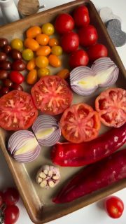 Geröstete Tomaten-Paprika-Suppe
Die Supper schmeckt noch mal so gut, wenn man die Zutaten vorher im Backofen röstet. Das gibt noch mal das gewisse Aroma. Es dauert in der Herstellung dann zwar länger, aber es lohnt sich.
 
🛒 Zutaten für 2 Personen 
🥄200 g Spitzpaprika
🥄250 g Snacky Mix bunte Cocktailtomaten
🥄2 Fleischtomaten
🥄400 g Rispen Cocktailtomaten
🥄2 große rote Zwiebeln
🥄1 Knoblauchknolle
🥄Öl (zum Besprühen)
➡️alle auf ein Backblech mit Backpapier geben oder wie ich auf den großen Ofenzauberer PLUS
➡️alles ordentlich mit Öl besprühen
🔥Backofen auf 200 Grad O/U-Hitze vorheizen
➡️auf einem Gitter, unterstete Schiene bei dem Ofenzauberer, sonst mittlere Schien
⏰ca. 50 min backen bis alles gut geröstet ist
 
➡️in einen Mixer umfüllen und noch folgendes dazu tun
🥄150 ml Cremafine zum Kochen 7%
🥄250 ml kochendes Wasser
🥄1 TL gekörnte Gemüsebrühe
🥄1 TL Paprika Edelsüß
🥄1 TL Orgeano getrocknet
🥄1/4 TL Salz
🥄1/4 TL Pfeffer
➡️ alles gut vermixen
➡️ auf Teller füllen und mit Cremafine und frischem Basilikum garnieren
➡️dazu schmeckt geröstet Brot super
 
Lust umweltfreundlich zu backen?
Weg vom Backpapier & Spüli! Dafür den großen Ofenzauberer!
Dann schreib mir doch gerne oder kommentiere mit Ofenzauberer.

#roasted #geröstet #suppe #ofenzauberer #einfacherezepte