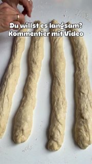 Hefezopf nur mit Lievito Madre 
Perfekt für den Ostertisch. Lecker! Die Scheiben sind Super zu bestreichen mit Butter & was auch immer. Ich hab ihn einfach pur gegessen!
Aber er braucht etwas Zeit! Gut Ding will eben Weile haben!
Wenn sehen willst, wie ich es flechte, kommentiere mit Video. Dann schicke ich dir den Link dazu.
 
🛒 Zutaten & Zubereitung Lievito Madre 
🥣 Lievito Madre auffrischen am Vorabend
🥄70 LM (ca. 2 Stunden vorher aus dem Kühlschrank genommen)
🥄45 lauwarmes Wasser
🥄90 g Weizenmehl Typ 550
➡️ alles gut verkneten,
➡️ in ein Glas geben, Deckel auflegen und
⏰ bei Raumtemperatur über Nacht gehen lassen bis er sich verdopptelt hat
 
🥄1 Ei
🥄1 EL Milch zum Bestreichen ganz zum Schluss
 
🛒 Zutaten & Zubereitung Teig
🥣 Hauptteig am Vormittag ansetzen
🥄600 g Weizenmehlt Typ 550
🥄200 g Lievito Madre (aktiv)
🥄400 g Milch
🥄150 g Zucker
🥄1 EL Vanillezucker
➡️ alles ca. 3 min verkneten auf kleiner Stufe (z.B. Pro Baker von Wilfa auf Stufe 2).
 
🥄4 g Salz
🥄100 g flüssige Butter
➡️ nach und nach unter kneten dazu geben und
⏰ für weiter ca. 7 min auf Stufe 4 kneten
➡️ Teig sollte sich gut von der Schüssel lösen
➡️ in eine leicht geölte Schüssel mit Deckel geben
⏰ 2 Stunden gehen lassen (bei 30, 60, 90, 120 min jeweils Dehnen & Falten - es geht auch ohne, falls man keine Zeit hat - Teig wird mit aber schöner)
⏰weitere 1-2 Stunden gehen lassen - der Teig sollte deutlich größer geworden sein
 
🥣 Formen & Backen
➡️ auf einer leicht bemehlten Fläche in z.B. 3 gleichschwere Stücke aufteilen
➡️jedes Stück rundwirken und
⏰ca. 30 min Ruhe
➡️jedes Stück zu einem langen Strang rollen - alles flechten
➡️auf den leicht gefetteten und bemehlten Ofenmeister / Zauberstein setzen und mit einem Küchentuch bedecken
⏰ca. 30-60 min Ruhe - Zopf sollte sich vergrößert haben
🥄1 Ei mit 1 EL Milch verrühren
➡️den Zopf damit bestreichen
🔥in den kalten Backofen geben, auf einem Gitter, unterstete Schiene und auf 180° O/U-Hitze hochdrehen
⏰ca. 40-45 min backen und ggf. nach ca. 30 min abdecken, damit er nicht zu braun wird

#lievitomadre #hefezopf #osterzopf #backen #frühstück