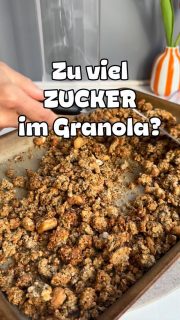 Granola wie du es magst
 
Jeder hat andere Vorlieben und mit einem selbstgemachten Granola hast DU es in der Hand, was rein kommt. Für das Garen im Backofen hat sich die Stoneware bewährt, da sie „atmungsaktiv“ ist und die Feuchtigkeit aus dem Granola gut ableitet. Es geht natürlich auch auf einem Backblech – aber auf dem großen Ofenzauberer PLUS wird es schöner (finde ich!)
 
🛒 Hier ein Vorschlag für die Zutaten
🥣
🥄 200 g Sauerteig aus dem Kühlschrank (nicht aktiv)
🥄 200 g Haferflocken zart (es geht auch kernig)
🥄 100 g Erdnussmus oder ein anderes Nussmus (Mandesl, Cashew,...)
🥄 80 g Honig (oder Dattelsirup)
🥄 100 g Nüsse (ich habe Cashews genommen und dieses mal ganz gelassen)
🥄 15 g Chiasamen
🥄 15 g Sesam geröstet
🥄 20 g Sonnenblumenkerne
🥄 ½ TL Zimt (oder mehr – oder gar nicht)
(🥄 100 g Trockenobst - wer nicht drauf verzichten möchte - ich nehme gerne Datteln)
🥣 alles gut in einer Schüssel verrühren
➡️ auf den großen Ofenzauberer PLUS geben, so das kleine Brocken entstehen (ggf. mit den Fingern zerbröseln) - das ist Stoneware und eignet sich unter anderem super für Granola,
da hier die Freuchtigkeit gleich abtransportiert wird und sich nicht staut, wie auf einem Backblech mit Backpapier
🔥 Backofen auf 160° Umluft vorheizen
⏰ auf einem Gitter, unterstete Schiene ca. 20 min (nach 10 min wenden und etwas zerstoßen für gewünschte Brockengröße) -
🔥 runter auf 140° weitere 20 min mit Wenden nach 10 min
🔥 noch mal 10 min bei 120°
➡️ schaut einfach, dass alles schön trocken ist - es kommt auch immer auf die Brockengröße an
➡️ komplett auskühlen lassen - das kann man auf dem Ofenzauberer bei geöffneter Backofentür so stehen lassen (bei mir über Nacht)
➡️ in ein Vorratsglas/Dose umfüllen.
 
Du brauchst auch einen Ofenzauberer? Schreib mir gerne oder kommentiere mit Ofenzauberer oder shoppe direkt los (link für Pampered Chef in der BIO)

#granola #discard #müsli #wenigersüß #einfacherezepte