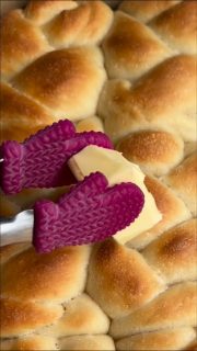 Superfluffige Mini-Hefezöpfe mit Lievito Madre - ganz ohne zusätzliche Hefe.
Einfach zum abtrennen und vernaschen. Pur oder belegt. 
Aber sie brauchen etwas Zeit! Gut Ding will eben Weile haben. Aber es lohnt sich!
 
🛒 Zutaten & Zubereitung Lievito Madre 
🥣 Lievito Madre auffrischen am Vorabend
🥄70 LM (ca. 2 Stunden vorher aus dem Kühlschrank genommen)
🥄45 lauwarmes Wasser
🥄90 g Weizenmehl Typ 550
➡️ alles gut verkneten,
➡️ in ein Glas geben, Deckel auflegen und
⏰ bei Raumtemperatur über Nacht gehen lassen bis er sich mindestens verdoppelt hat 
 
🛒 Zutaten & Zubereitung Teig für 12 Stück 
🥣 Hauptteig am Vormittag ansetzen
🥄600 g Weizenmehlt Typ 550
🥄200 g Lievito Madre (aktiv)
🥄400 g Milch
🥄150 g Zucker
🥄1 EL Vanillezucker
➡️ alles ca. 3 min verkneten auf kleiner Stufe (z.B. Pro Baker von Wilfa auf Stufe 2).
 
🥄4 g Salz
🥄100 g flüssige Butter
➡️ nach und nach unter kneten dazu geben und
⏰ für weiter ca. 7 min auf Stufe 4 kneten
➡️ Teig sollte sich gut von der Schüssel lösen
➡️ in eine leicht geölte Schüssel mit Deckel geben
⏰ 2 Stunden gehen lassen (bei 30, 60, 90, 120 min jeweils Dehnen & Falten - es geht auch ohne, falls man keine Zeit hat - Teig wird mit aber schöner)
⏰weitere 1-2 Stunden gehen lassen - der Teig sollte deutlich größer geworden sein
 
🥣 Formen & Backen
➡️ auf einer leicht bemehlten Fläche in 12 gleichschwere Stücke aufteilen
➡️jedes Stück zu einer langen Schlange rollen und
wie im Reel gezeigt verknoten 
➡️in die leicht gefetteten und bemehlte Ofenhexe setzen und mit dem Zaubertein oder Servierzauberer abdecken
⏰ca. 30-60 min Ruhe bei 40 Grad im Backofen - Zöpfe sollten sich vergrößert haben
🥄1 Ei mit 1 EL Milch verrühren oder einfach nur etwas Sahne nehmen (ich hatte welche übrig)
➡️die Zöpfe damit bestreichen
🔥in den kalten Backofen geben, auf einem Gitter, unterstete Schiene und auf 180° O/U-Hitze hochdrehen
⏰ca. 30 min backen, den Deckel abnehmen und weiter 5-10 min für die Bräune

#lievitomadre #hefezopf #osterzopf #backen