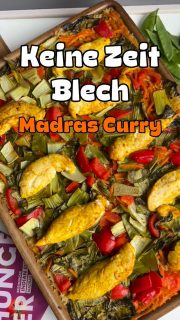 Keine Zeit Blech
Hähnchen Madras Curry
Schnell und unkompliziert vorbereitet. Das Gemüse kannst du jederzeit beliebig varieren und auch die Curry-Paste.
Ich liebe diese Art der Mittagsvorbereitung - ich möchte meinen „James“ (Großer Ofenzauberer) auf keinen Fall mehr missen.
Reste schmecken auch am nächsten Tag! Falls du auch einen James brauchst, dann schreibe mir gerne oder kommentiere mit James. Du findest den Link zu meinem Pampered Chef Shop auch in der BIO.
 
🔥 Backofen vorheizen auf 200° O/U-Hitze
🛒 Zutaten für 4 Personen
🥄 300 g Basmatireis
🥄 400 g Wasser
🥄 1 Dose Kokosmilch light
🥄 50 g Madras Curry Paste (Reishunger - Rabatt mit REISBLOG ) oder andere Paste
🥄 2 gehäufte TL gekörnte Brühe
🥄 2 rote Paprika grob gewürfelt
🥄 2 Pak Choi grob geschnitten
🥄 2 Handvoll Zuckerschoten grob geschnitten
🥄 4 mittelgroße Möhren gestiftet
➡️ Reis waschen und auf den leicht gefetteten großen Ofenzauberer PLUS geben
➡️ Pak Choi, Möhren, Paprika, Zuckerschoten auf dem Reis verteilen
➡️ Wasser, Kokosmilch, Currypaste, Brühe verrühren und über dem Gemüse verteilen
 
🥣 Mariniertes Hähchen
🥄 400 g Hähncheninnenfilets
🥄 etwas Öl
🥄 1 TL Paprika edelsüß
🥄 1 TL Curry Madrasart
➡️ alles in eine Schüssel geben, Deckel drauf und gut durchschütteln
➡️ auf das Gemüse geben
 
⏰ Für 30 min auf einem Gitter unterste Schiene - bei einem Backblech mittlere Schiene wählen

#feierabendblech #keinezeitblech #einfacherezepte #schnellerezepte #soulfood