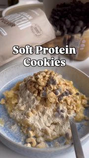 Anzeige | Die Kinde wollen Protein Cookies und dein Mann, der solchen Schnickschnack belächelt, hat am Ende die meisten davon gegessen 😂.

Ergibt 7 Cookies 

🥄2 Reife Bananen 🍌 
🥄2 gehäuft EL Protein Pulver (meins: Vegan, Neutral von @mybraineffect  Rabatt: SANDRA20)
🥄180 g Nussmus (meins: Cashewmus von @naughtynuts Rabatt: NN-KOCH10)
🥄50 g zuckerfreie Schokodrops (meine @nosugarsugar.de )
🥄50 g Cashewkerne grob gehackt 

Wer es süß mag nimmt etwas Chunky Flavor oder Protein Pulver mit Geschmack (Schoko, Vanille,…)

Bei 180 Grad ca. 20-30 min
Schau einfach mal danach-kommt auch immer auf die Dicke der Cookies an 

Viel Spaß beim Nachbacken!

#einfacherezepte #proteincookies #proteinreich #soulfood