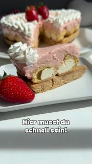 NO BAKE Erdbeer Quark Torte
Steht sie auf dem Tisch - ist sie ratzifatzi weg!
Ideal für den Muttertag ❤️
Ist leicht und erfrischend und absolut 💯 lecker 🤤 
Diese tolle Herzform zum Backen und mehr, bekommst du nur bis zum 11.5. bei mir. Kommentiere mit „Herz“ und ich schicke dir den Link!
Aber nun zu den Zutaten:
🥣Für den Boden
🥄180 g Butter
🥄300 g Butterkeks
Dann
🥄1,5 Pk. Mini-Windbeutel aus der TK
🥣Quarkcreme:
🥄500 g Magerquark 
🥄1 Tüte Vanille Paradiescreme Pulver
🥄200 g frische Erdbeeren püriert

2 Stunden kalt 🥶 stellen 

🥣Deko:
🥄1/2 Flasche Cremafine zum Schlagen steif geschlagen mit
🥄1 TL San Apart (oder 1/2 Pk. Sahnesteif)
🥄1 TL Vanille Zucker 
Und nach Belieben frische Erdbeeren 🍓 

Wir haben zu Viert fast die ganze Torte verputzt 🤭, so lecker ist sie!
Also unbedingt speichern und Nachmachen!
Markiere jemanden, der dir diese Torte 🎂 machen soll 😁!

#muttertag #nobake #torte #einfacherezepte #soulfood