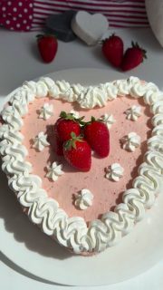 NO BAKE Erdbeer Quark Torte
Ideal für den Muttertag ❤️
Ist leicht und erfrischend und absolut 💯 lecker 🤤 
Diese tolle Herzform zum Backen und mehr, bekommst du nur bis zum 11.5. bei mir. Kommentiere mit „Herz“ und ich schicke dir den Link!
Aber nun zu den Zutaten:
🥣Für den Boden
🥄180 g Butter
🥄300 g Butterkeks
Dann
🥄1,5 Pk. Mini-Windbeutel aus der TK
🥣Quarkcreme:
🥄500 g Magerquark 
🥄1 Tüte Vanille Paradiescreme Pulver
🥄200 g frische Erdbeeren püriert

2 Stunden kalt 🥶 stellen 

🥣Deko:
🥄1/2 Flasche Cremafine zum Schlagen steif geschlagen mit
🥄1 TL San Apart (oder 1/2 Pk. Sahnesteif)
🥄1 TL Vanille Zucker 
Und nach Belieben frische Erdbeeren 🍓 

Wir haben zu Viert fast die ganze Torte verputzt 🤭, so lecker ist sie!
Also unbedingt speichern und Nachmachen!
Markiere jemanden, der dir diese Torte 🎂 machen soll 😁!

#muttertag #nobake #torte #einfacherezepte #soulfood