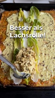 Dattel-Curry-Pulled-Chicken-Rolle
Für alle Dattel-Dip-Fans und Proteinliebhaber, die auf Gemüse stehen.
Lust auf ein leckeres, proteinhaltiges Essen? Stehst du auch so auf Datteldip? Ich liebe ihn! Also wollte ich unbedingt diesen Dip in einer Gemüserolle verarbeiten.
Was passt super zu Curry? Hähnchen! Also ein „pulled Chicken“ mit Dattel-Curry-Creme - da stand also der Plan!
Das Ganze reichte für 4 Personen.

🥄 600 g Hähnchenbrustfilet
➡️ kurz anbraten mit Deckel auf hoher Stufe von beiden Seiten
➡️ dann runter auf mittlerer Hitze und weiter mit Deckel garen, bis es schön zart ist
➡️ herausnehmen und mit Hilfe von 2 Gabeln feinzerpflücken

🥣 Dattel-Curry-Dip:
🥄 200 g Frischkäse (fettarm)
🥄 100 g Schmand
🥄 150 g entsteinte Datteln (von Foodino)
🥄 2 TL Currypulver
🥄 1/2 TL Knoblauchpulver od. 1 Zehe
➡️ alles in einen Mixer geben und zu einer Creme verarbeiten (ich: Up and Down von Pampered Chef alias „UDO“)
➡️ bis auf 3 EL alles unter das Hähnchen rühren

🥣 Gemüse-Boden:
🥄 2 große Möhren (330 g)
🥄 1 Zucchini (220 g)
🥄 2 Eier (M)
🥄 250 g geriebener Gouda light
🥄 Salz & Pfeffer
➡️ alles verrührn und auf ein mit Backpapier ausgelegtes Backblech verstreichen
🔥 Backofen vorheizen auf 200° Umluft
⏰ Für 20-30 min, bis es schön braun ist

🥄 1 Mini Romanesco Salat
➡️ gewaschen und die Blätter abgezupft 

Wie man es zusammenbaut, sieht man im Reel.
Es war mega lecker und es gehört zu den Essen, wo man immer wieder noch was nach nimmt (friss-dich-dumm 😜)

Unbedingt probieren - also speichern & ❤️

#datteldip #pulledchicken #proteinfood #foodlover #viralfood