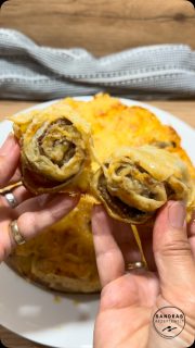 Wrapröllchen „Torte“
Nix Neues, aber immer gerne als warmer Snack am Abend bei uns genommen.
Ich nehme immer gerne Rinderhack und damit sich das geschmeidiger verteilen lässt,
habe ich ein Glas rotes Pesto darunter gerührt. Das gibt dem Ganzen auch noch mal einen schönen, würzigen Geschmack
Natürlich Salz, Pfeffer, Hackfleischgewürz noch dazu und ordentlich geriebener Käse.
 
🛒 Für eine Springform brauchst du ca.
🥄 6 groß Wraps (Dürüms)
🥄 1 kg Gehacktes
🥄 1 Glas Rotes Pesto
🥄 2 Tüten geriebener Gouda
🥄 Salz, Pfeffer, Hackfleischgewürz
 
🔥 Backofen auf 200° O/U-Hitze vorheizen
➡ mittlere Schiene
⏰ ca. 40 min (schau einfach, wie braun der Käse ist)
 
Viel Spaß beim Nachmachen 😊
Für mehr Ideen einfach folgen!

#einfacherezepte #wrap #fingerfood #foodporn #foodie
