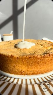 Ein gedeckter Apfelkuchen ist einfach eine leckere Sache. Dieses Rezept habe ich von meiner Oma und ich mache es immer wieder sehr gernen.
Da wir oft nur noch zu Zweit sind, hab ich ihn dieses Mal in einer 18er Form gemacht. So isst man nicht tagelang daran.

Ich mache den Apfelkuchen ohne Rosinen – sehr zum Leidwesen meines Mannes – aber das kann ja jeder selbst entscheiden. Ich habe sie unten mit aufgeführt.

Alternativ kann man auch gekauftes Apfelmus nehmen. Das ist uns aber zu süß. Ist ja auch flott selbst gemacht.

Zutaten für eine 18er Form

🛒 Zutaten Teig (Boden, Rand & Deckel)
🥄50 g Zucker
🥄90 g Butter (kalt)
🥄1 Ei (M)
🥄170 g Mehl
🥄1 TL Backpulver

🥄 1 EL Mandelmehl für den Boden

🛒 Zutaten Apfelmus
🥄500 g Äpfel
🥄20 g Zitronensaft
🥄3 EL Zucker (bei Bedarf – ich mache es ohne)
🥄optional etwas Zimt wer mag

🥄optional 1 Handvoll Rosinen in etwas Apfelsaft eingeweicht

🛒Zutaten Guss
🥄100 g Puderzucker
🥄3 EL Zitronensaft

🔥Backofen auf 190 ° O/U-Hitze vorheizen
⏰ca. 30 min Backen
➡️komplett Auskühlen lassen
 
Wenn Du die komplette Anleitung möchtest oder die Mengen für eine 26er Form, dann kommentiere mit Apfel.

Folge gerne für mehr #einfacherezepte 
Unbedingt speichern und nachmachen.

#apfelkuchen #applepie #kuchen #foodlover