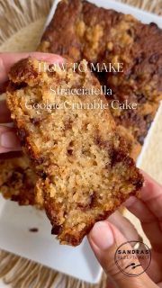 Stracciatella Cookie Crumble Cake
Diese Konsistenz ist unbeschreiblich! Der absolute Wahnsinn. Fluffig, saftig, schokoladig und dabei eine Schicht knackige Streusel mit Schokostücken.
Ich sag nur: „Abspeichern & ausprobieren!“
Ich habe ach schon ein paar Ideen für Zimt Swirl oder mit Apfel oder mit Quark-Swirl.
Aber erst einmal müssen wir diese Gaumenfreude verputzen.
Hier die Zutaten:
🥣Stracciatella Teig
🥄210 g Mehl
🥄15 g Stärke
🥄1 Pk. Backpulver
🥄1/4 TL Back-Natron (2 g)
🥄3/4 TL Salz (5 g)
🥄175 g Zucker

🥄90 g neutrales Öl (z.B. von Biskin mit Buttergeschmack)
🥄160 g Naturjoghurt (ich: 1,5%)
🥄110 g Milch (ich: 1,5%)
🥄2 TL Vanille Extrakt
🥄1/2 TL Apfelessig

🥣Cookie Crumble
🥄60 g Mehl
🥄35 g brauner Zucker
🥄15 g Zucker
🥄1/4 TL Salz (2 g)
🥄50 g kalte Butter
🥄1/4 TL Vanille Extrakt
🥄50 g gehackte Schoki

🔥175 Grad O/U-Hitze
⏰mindestens 60 min - nach 30 min abdecken!

Für eine genaue Anleitung kommentiere mit „Crumble“
oder schau auf meiner Homepage- Link in der Bio.

#crumble #streusel #cookiedough #crumblecake #streuselkuchen