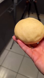 Selbstgemachte Berliner (oder wie auch immer sie regional bezeichnet werden)! Sooooo fluffig 🤩
Die musst du probieren!!!!
Anmerkung vorab : ich habe KEINE Marmelade reingemacht! EXTRA! Du kannst es so machen, wie sie dir am besten schmecken.
Jan hat direkt 3 Stück hintereinander davon (stehend in der Küche) verdrückt. Ich musste ihn des Feldes verweisen, denn ich wollte ja noch Fotos machen.
Rezept für 20 Stück:
500g Weizenmehl Typ 550
250g Milch lauwarm – max 37°
40g (1 Würfel) Hefe
50g Zucker
4 Eigelb
50g zerlassene Butter
Vanillezucker
1/2 TL Salz
 
Sonnenblumenöl zum Ausbacken
Marmelade zum Füllen 
 
Aus den oben genannten Zutaten einen Hefeteig kneten ca. 5-6 Minuten
Dann auf einer bemehlten Arbeitsfläche zu einer Kugel formen
Abgedeckt (nasses Tuch oder Deckel) bei 40 Grad im Ofen 30 Minuten gehen lassen
Einmal die Luft rauskneten
Abgedeckt (nasses Tuch oder Deckel) bei 40 Grad im Ofen 15 Minuten gehen lassen
Einmal die Luft rauskneten
Teig in ca. 50 g schwere Teile aufteilen und jedes Stück rund wirken.
Auf eine bemehlte Fläche mit Abstand legen, etwas platt drücken, Küchentuch drüber
20 Minuten Ruhe
Das Sonnenblumenöl in einem Topf auf ca. 160 Grad erwärmen – die Ballen müssen nachher darin schwimmen können, also ausreichend Öl nehmen
Ich habe immer 4 Ballen in den Topf bekommen. Jede Seite ca. 2 – 2 ½ Minuten ausbacken.
Auf ein Gitter legen, etwas abkühlen lassen, noch warm mit Marmelade (mit Hilfe einer Spritze oder Tülle mit langer Form) füllen und mit Puderzucker bestreuen.
So fluffig!!!! Wir mögen sie gerne ohne Marmelade ❤️
—-
#soulfood #familyfood #familienessen #family  #backen #easy #einfacherezepte #einfachbacken #rezepte #easyrecipes #recipes #foodblog #food #kochen #cooking #essen #berliner #krapfen #krapfenzeit #faschingskrapfen