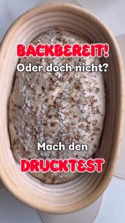 Der Fingerdrucktest bei Sauerteigbrot nach der Stückgare zeigt dir, ob dein Brot bereit ist im Ofen gebacken zu werden.
Drücke dazu sanft ca. 0,5 - 1 cm tief mit deiner Fingerspitze in den Teig (die Druckstelle sollte nicht trocken aussehen!)
 
Optimal gegart: Ein perfekt gegarter Teig gibt bei leichtem Fingerdruck nach, kommt nur langsam wieder zurück, wobei eine leichte Delle bleibt – es ist also noch genug Spannung (Energie) für einen schönen Ofentrieb vorhanden .
 
Untergare (zu kurz):Federt er schnell zurück, ist er zu jung – frischer Teig hat noch sehr viel Wiederstand;
 
Übergare (zu lang): bleibt die Delle stark und der Teig wirkt „wabbelig“, ist er übergart (man spricht auch von Vollgare), d.h. er hat nicht mehr genug Spannung (Energie) und wird im Ofen auch nicht so schön aufgehen – er muss dringend sofort gebacken werden, damit er überhaupt noch was wird. 
 
Bei reinem Roggenteig funktioniert der Test kaum, da dieser Teig plastisch ist und Dellen kaum zurückfedern.

Mehr Tipps rund um Sauerteig und Brotbacken?
Dann folge mir gerne 😃 uns speicher dir diesen Beitrag unbedingt ab 🔍
Und über ein ❤️ freue ich mich auch immer sehr!

#fingerdrucktest #brotbacken #sauerteigbrot #sauerteig #sourdoughbread