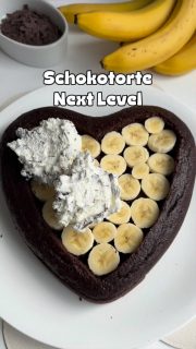 Schokokuchen so ist langweilig 🥱 
Aber als Bananen Split Variante der Kracher!
Ich habe es mit Magerquark gemacht. Für noch mehr Geschmack nimm Mascarpone, Sahnequark,,, Fett ist ja Geschmacksträger 😁
Die Herzform hat einen ca. Durchmessen von 23 cm und du kannst sie noch bis zum 11.5. bei mir bestellen.
Kommentiere mit Herz, dann schicke ich dir den Link.

🥣 Boden:
🥄 3 Eier
🥄 200 g Zucker
🥄 250 g Joghurt 1,5 (oder Schmand)
🥄 140 g Mehl
🥄 55 g gemahlene Nüsse
🥄 90 g Öl (neutral oder mit Buttergeschmack)
🥄 65 g Backkakao
🥄 1 P. Backpulver
🥄 2 TL Zucker
🥄 1 Prise Salz
➡️ Eier mit Zucker schaumig rühren
➡️ Joghurt und Öl kurz unterrühren
➡️ restliche trockene Zutaten mixen und dann unterheben
➡️ Herzform mit Backpapier am Boden bespannen & Teig einfüllen
🔥 Backofen vorheizen auf 180° Umluft
⏰ Für 45-50 min backe, nach 30 min besser mit Backpapier abdecken
➡️15 min in der Form auskühlen lassen, dann Rahmen lösen und auf einem Gitter komplett auskühlen lasse
➡️2 cm tief aushöhlen, dabei einen Rand stehen lassen, die Kuchenreste zerkrümelt aufbewahren
 
🥣 Belag:
🥄 2 Bananen in Scheiben
➡️ in die Kuchenhöhle legen
 
🥣 Creme:
🥄 500 g Magerquark
🥄 1 P. Paradiescreme Stracciatella
➡️ alles verrühren
➡️auf den Bananen verteilen
➡️Rahmen vorsichtig wieder drum machen und Kuchenkrümel darüber streuen und leicht andrücken

Wenn du Magerquark nimmst, dann kannst du sie sofort anschneiden.

#torte #muttertag #bananensplit #bananasplit #backen